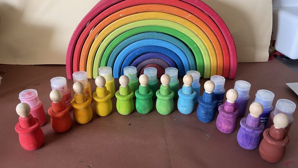 DIY: regenboogpoppetjes bakjes een klein budget KinderKoopjesjager.nl