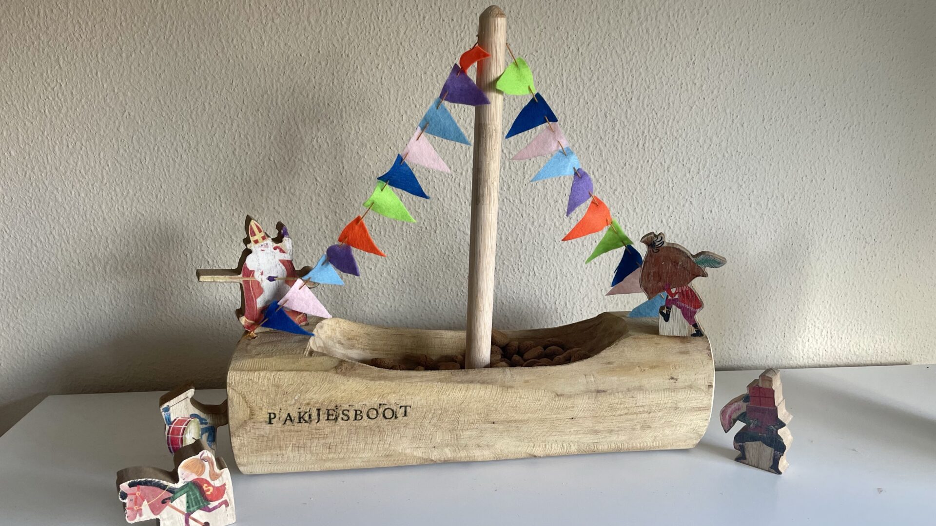 Zeestraat hengel mouw DIY: Maak je eigen houten pakjesboot voor Sinterklaas -  KinderKoopjesjager.nl